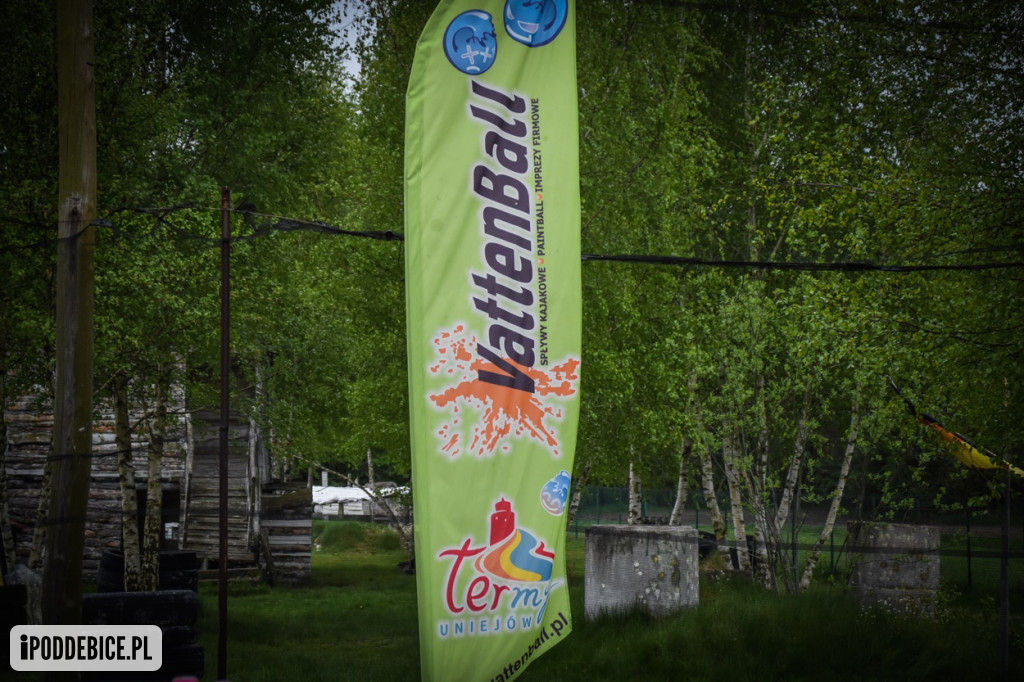 Popularni YouTuberzy grają w paintballa pod Uniejowem [ZDJĘCIA]
