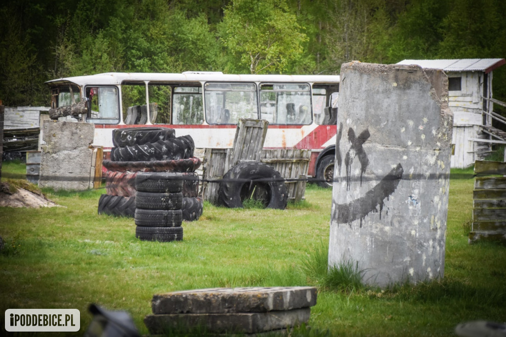 Popularni YouTuberzy grają w paintballa pod Uniejowem [ZDJĘCIA]