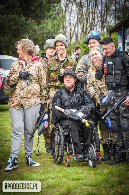 Popularni YouTuberzy grają w paintballa pod Uniejowem [ZDJĘCIA]