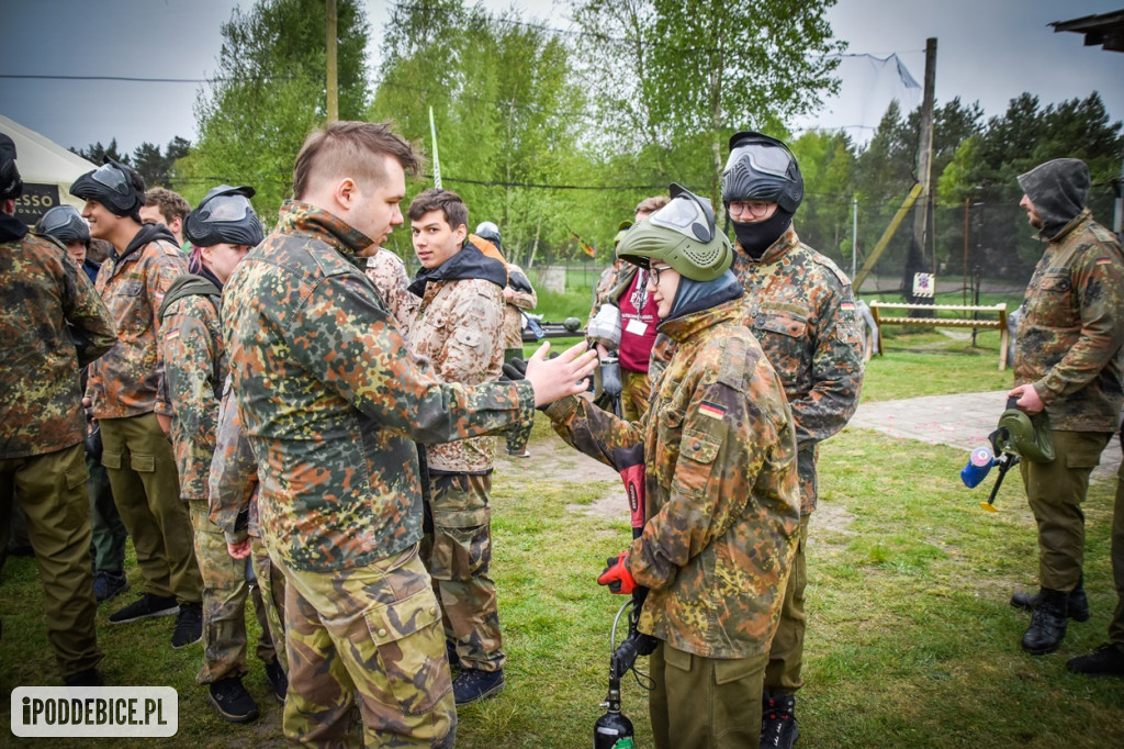 Popularni YouTuberzy grają w paintballa pod Uniejowem [ZDJĘCIA]