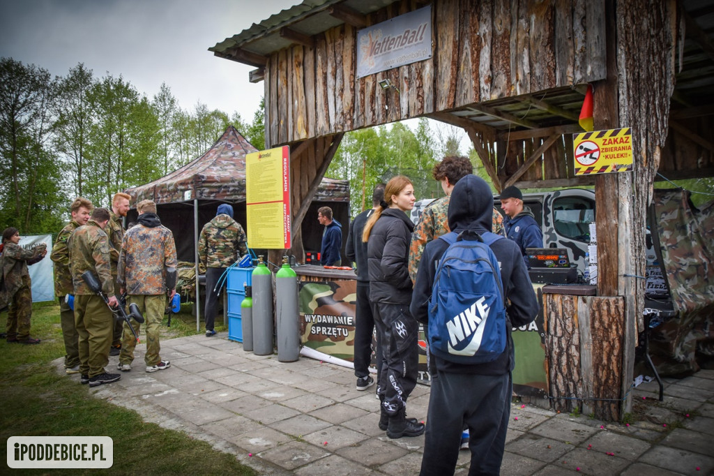 Popularni YouTuberzy grają w paintballa pod Uniejowem [ZDJĘCIA]