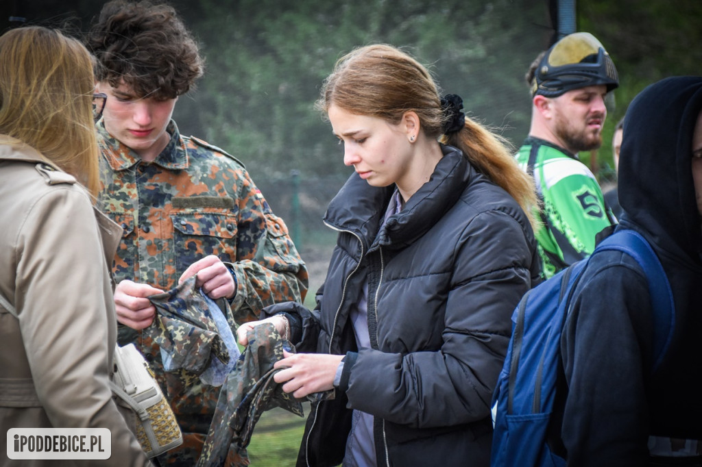 Popularni YouTuberzy grają w paintballa pod Uniejowem [ZDJĘCIA]