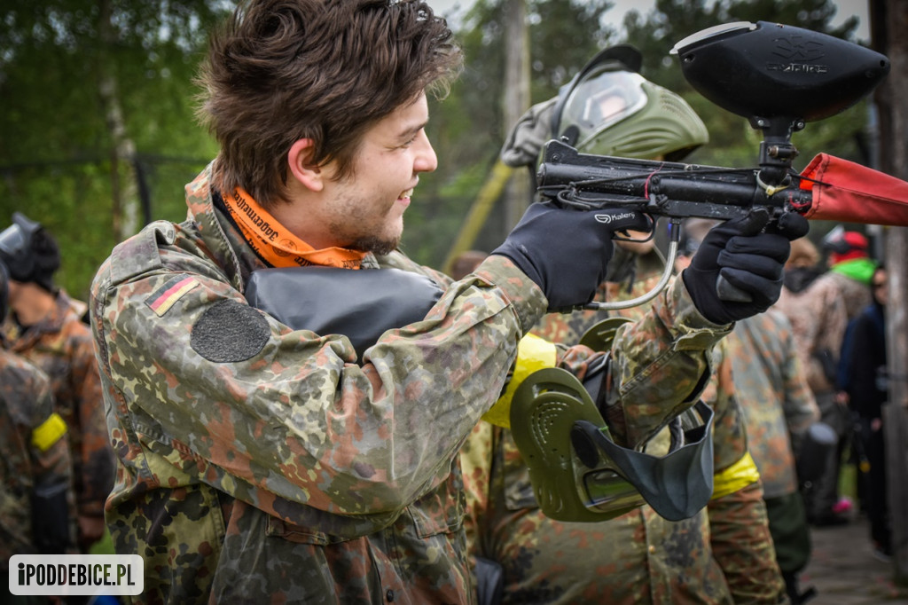 Popularni YouTuberzy grają w paintballa pod Uniejowem [ZDJĘCIA]