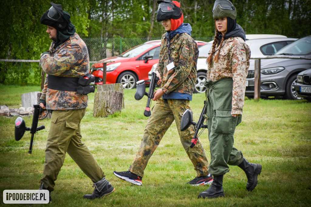Popularni YouTuberzy grają w paintballa pod Uniejowem [ZDJĘCIA]