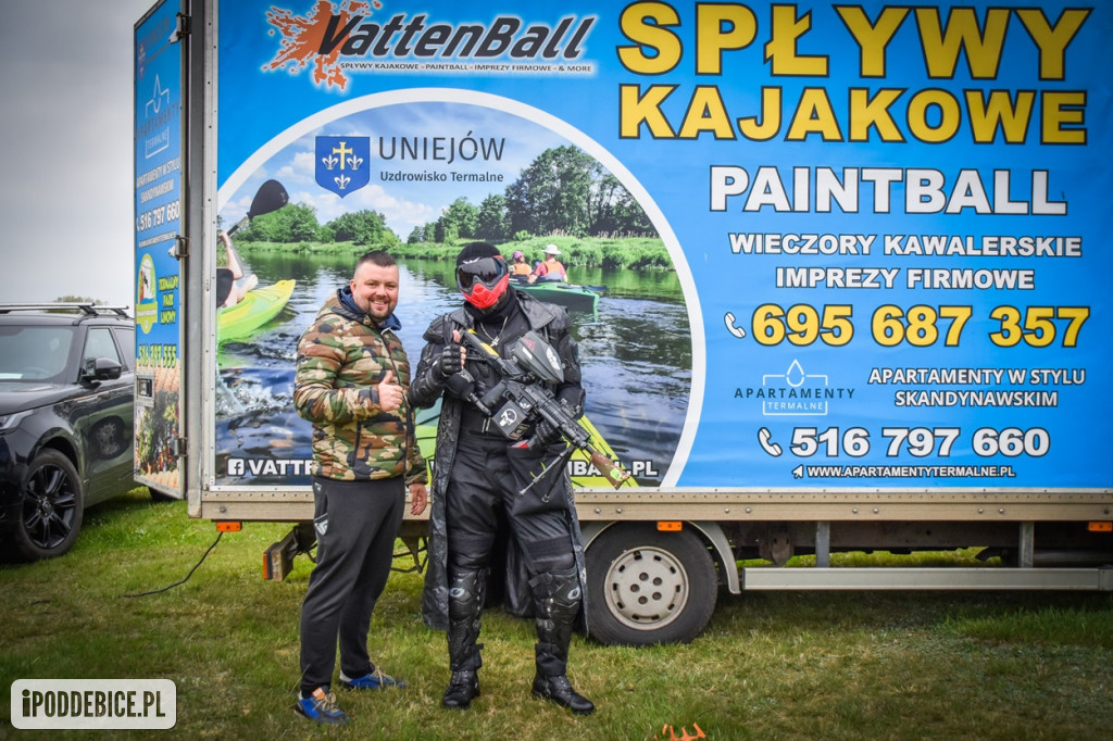 Popularni YouTuberzy grają w paintballa pod Uniejowem [ZDJĘCIA]
