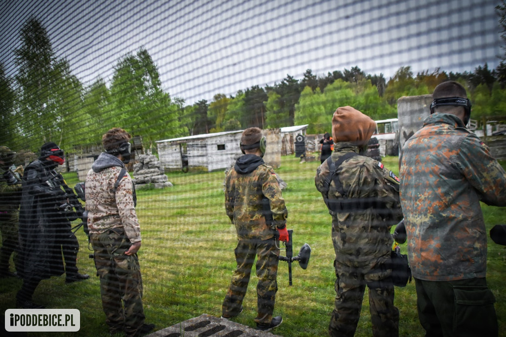 Popularni YouTuberzy grają w paintballa pod Uniejowem [ZDJĘCIA]