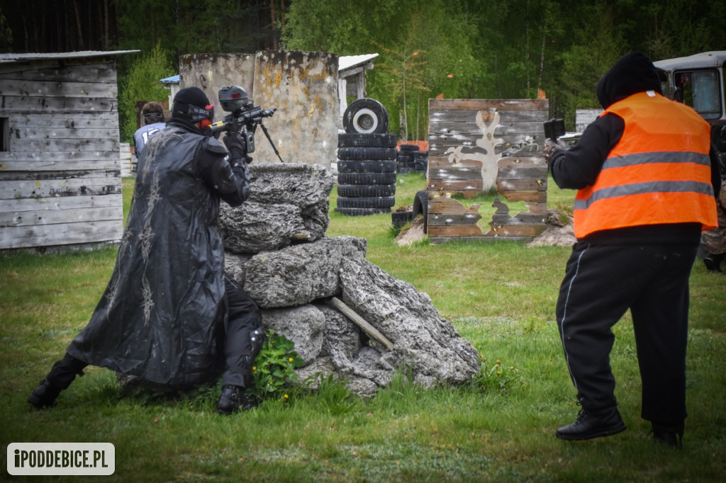 Popularni YouTuberzy grają w paintballa pod Uniejowem [ZDJĘCIA]