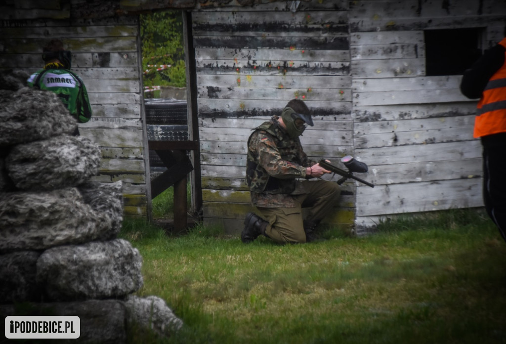 Popularni YouTuberzy grają w paintballa pod Uniejowem [ZDJĘCIA]