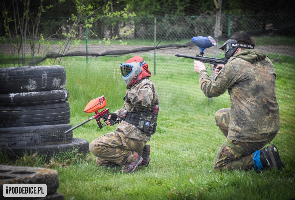 Popularni YouTuberzy grają w paintballa pod Uniejowem [ZDJĘCIA]