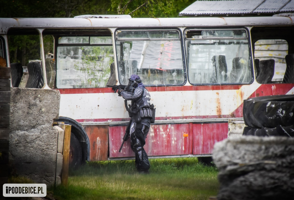 Popularni YouTuberzy grają w paintballa pod Uniejowem [ZDJĘCIA]