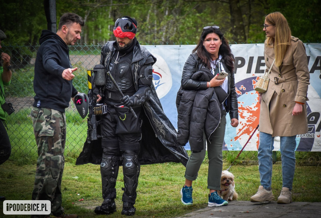 Popularni YouTuberzy grają w paintballa pod Uniejowem [ZDJĘCIA]