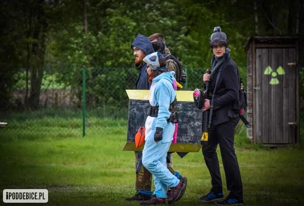 Popularni YouTuberzy grają w paintballa pod Uniejowem [ZDJĘCIA]