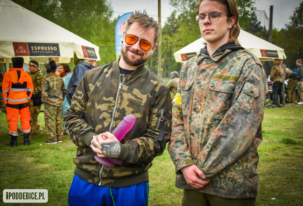 Popularni YouTuberzy grają w paintballa pod Uniejowem [ZDJĘCIA]