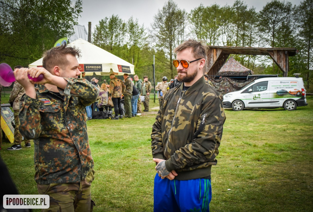 Popularni YouTuberzy grają w paintballa pod Uniejowem [ZDJĘCIA]
