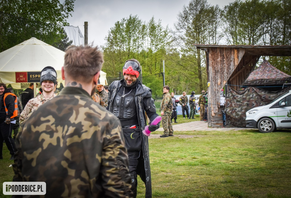Popularni YouTuberzy grają w paintballa pod Uniejowem [ZDJĘCIA]