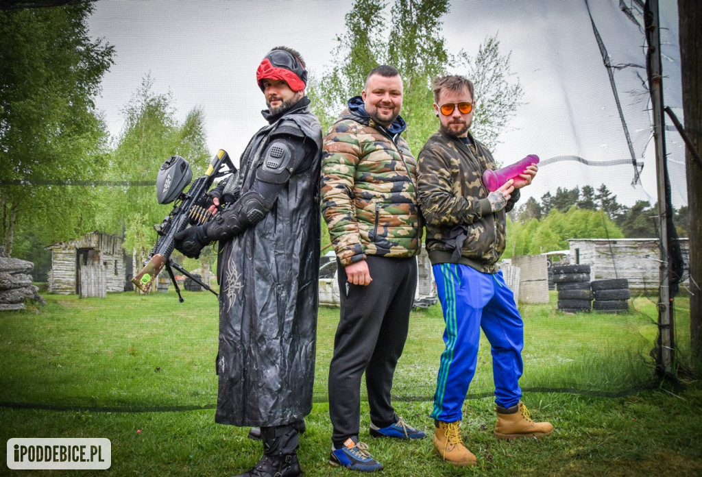 Popularni YouTuberzy grają w paintballa pod Uniejowem [ZDJĘCIA]