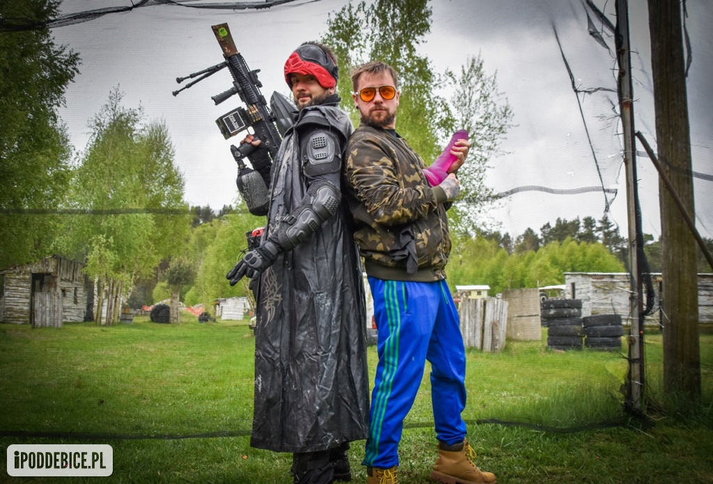 Popularni YouTuberzy grają w paintballa pod Uniejowem [ZDJĘCIA]