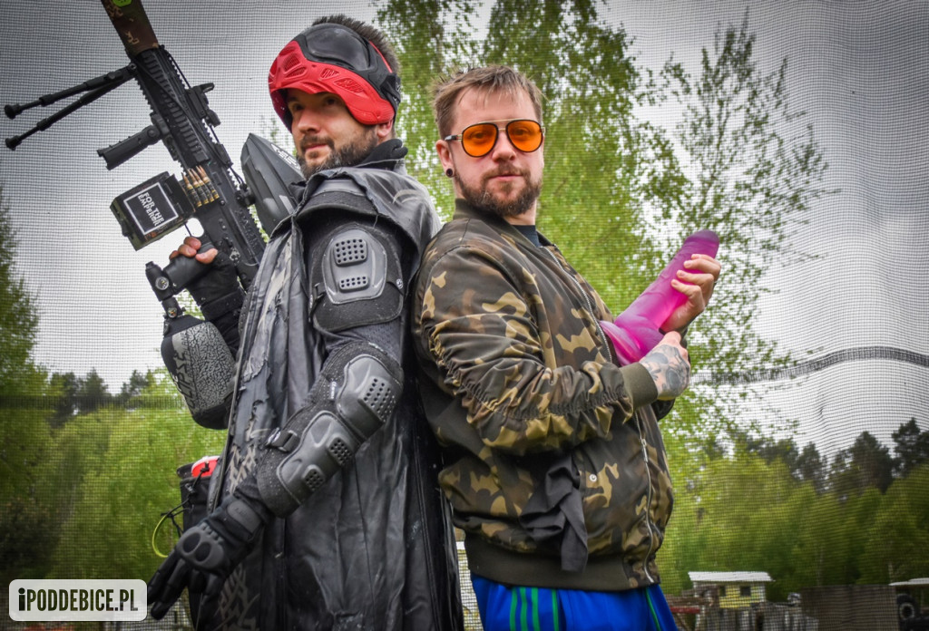 Popularni YouTuberzy grają w paintballa pod Uniejowem [ZDJĘCIA]