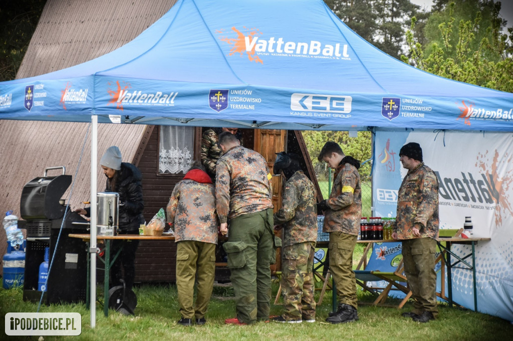 Popularni YouTuberzy grają w paintballa pod Uniejowem [ZDJĘCIA]