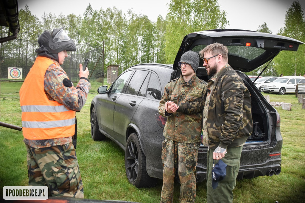 Popularni YouTuberzy grają w paintballa pod Uniejowem [ZDJĘCIA]