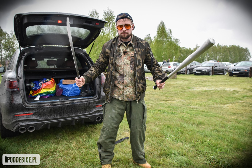Popularni YouTuberzy grają w paintballa pod Uniejowem [ZDJĘCIA]