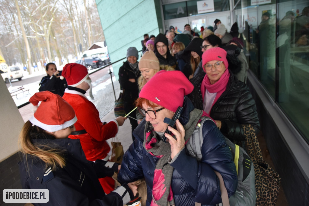 Święty Mikołaj w policyjnej asyście jeździ po powiecie poddębickim