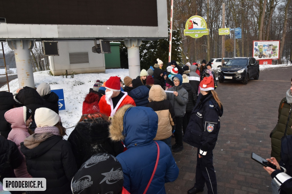 Święty Mikołaj w policyjnej asyście jeździ po powiecie poddębickim