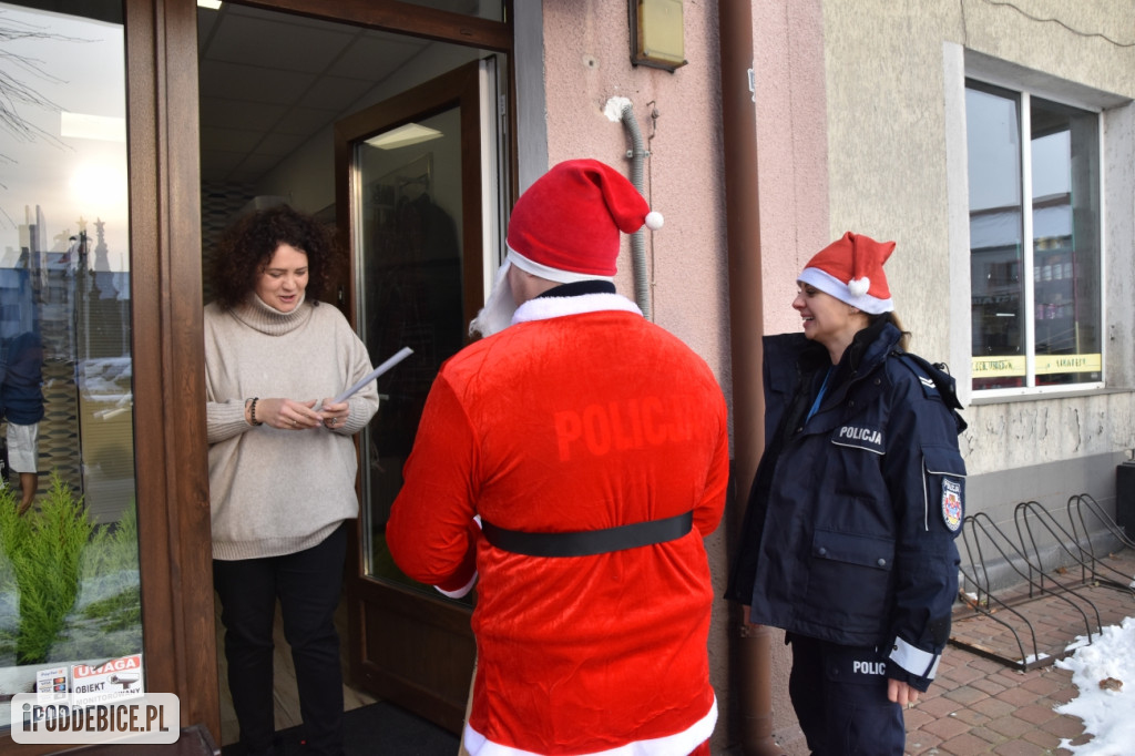 Święty Mikołaj w policyjnej asyście jeździ po powiecie poddębickim