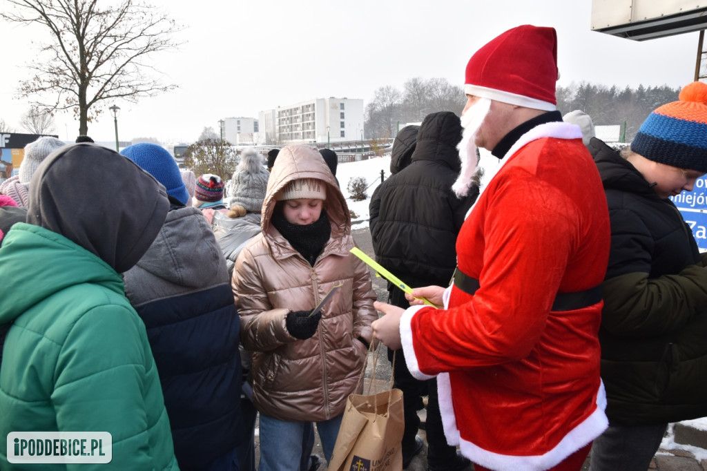 Święty Mikołaj w policyjnej asyście jeździ po powiecie poddębickim