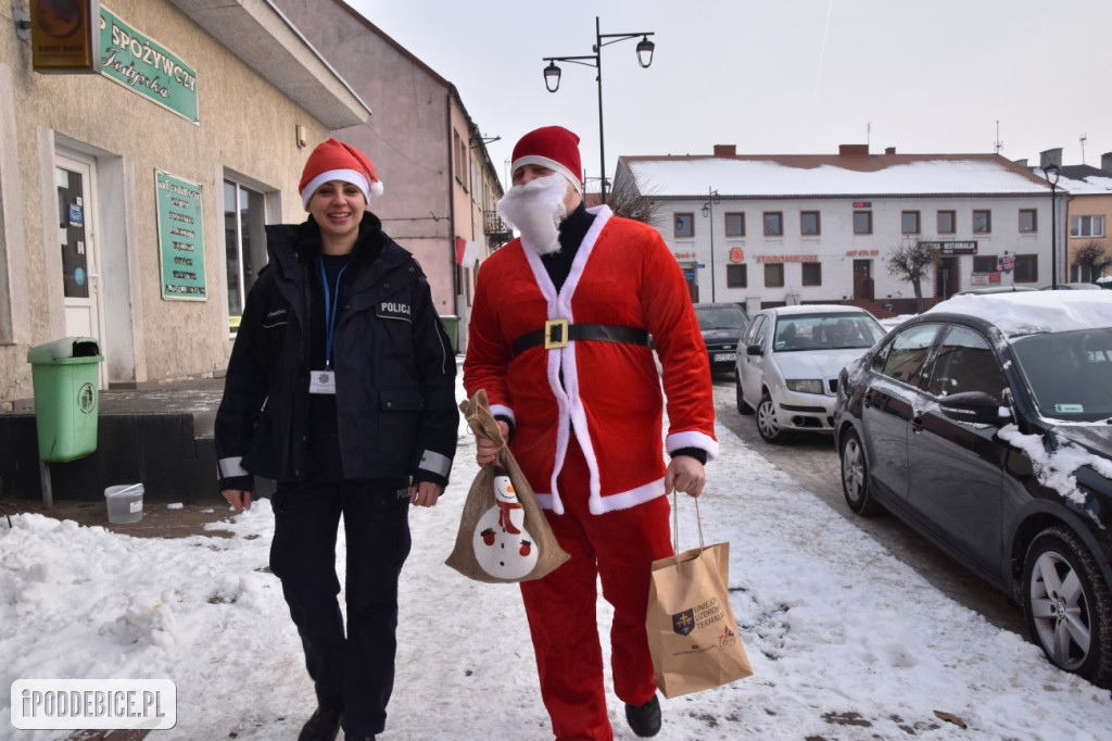 Święty Mikołaj w policyjnej asyście jeździ po powiecie poddębickim