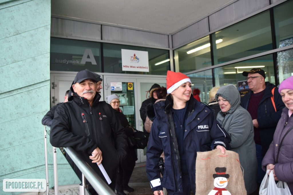 Święty Mikołaj w policyjnej asyście jeździ po powiecie poddębickim
