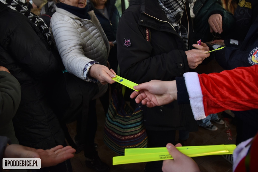 Święty Mikołaj w policyjnej asyście jeździ po powiecie poddębickim
