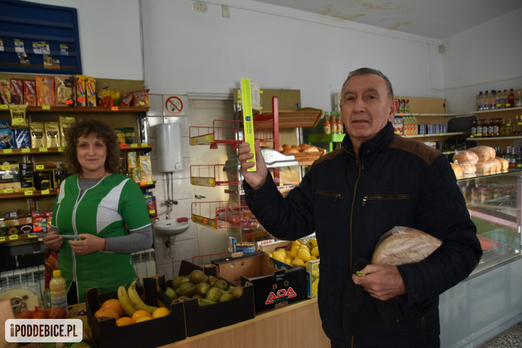 Święty Mikołaj w policyjnej asyście jeździ po powiecie poddębickim