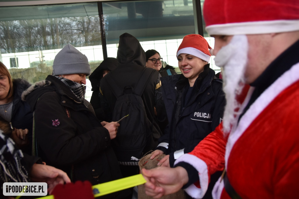 Święty Mikołaj w policyjnej asyście jeździ po powiecie poddębickim