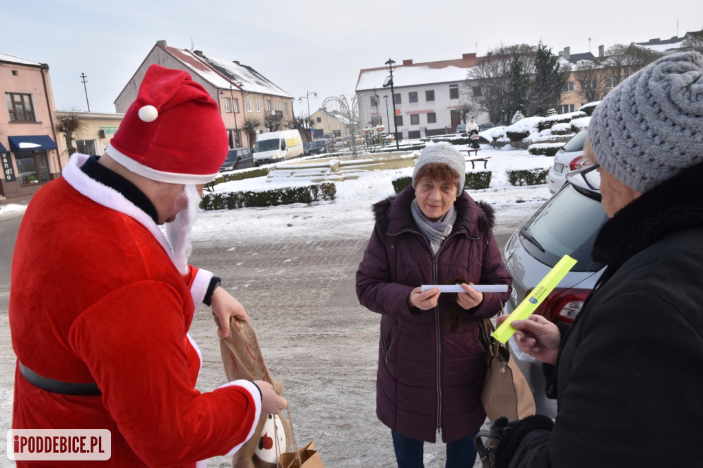Święty Mikołaj w policyjnej asyście jeździ po powiecie poddębickim