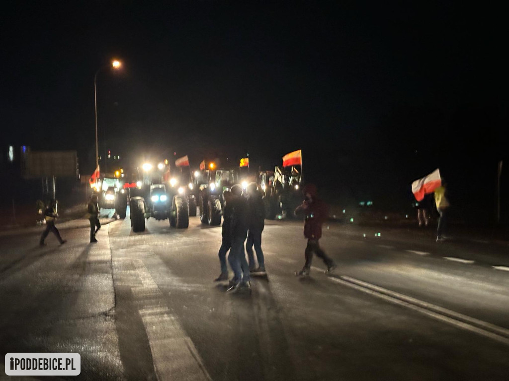 Lokalni rolnicy w nocy zablokowali wjazd na autostradę