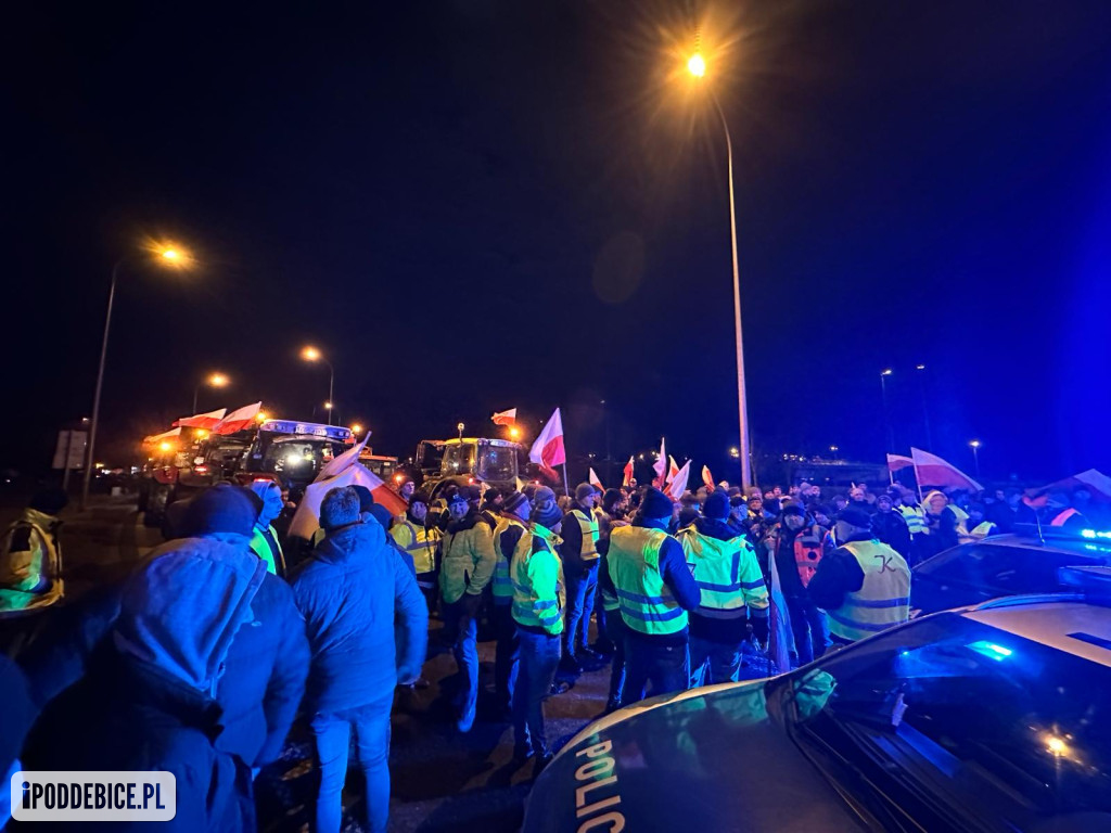 Lokalni rolnicy w nocy zablokowali wjazd na autostradę