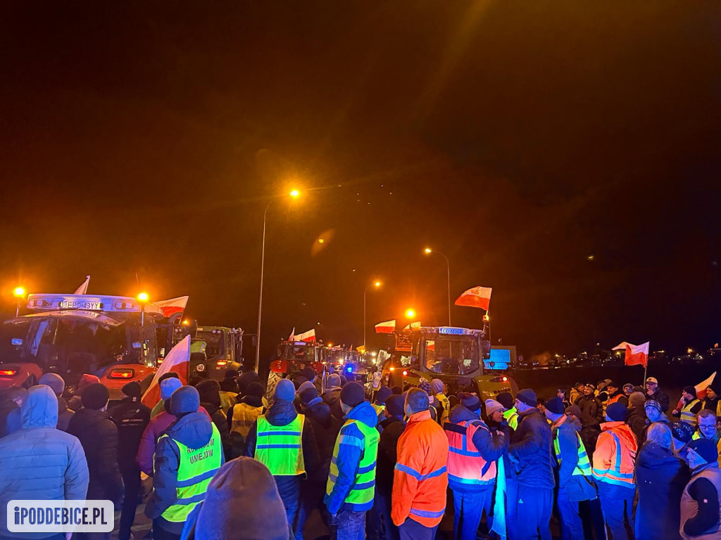 Lokalni rolnicy w nocy zablokowali wjazd na autostradę