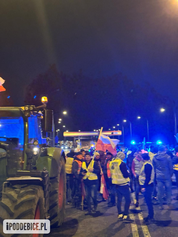 Lokalni rolnicy w nocy zablokowali wjazd na autostradę