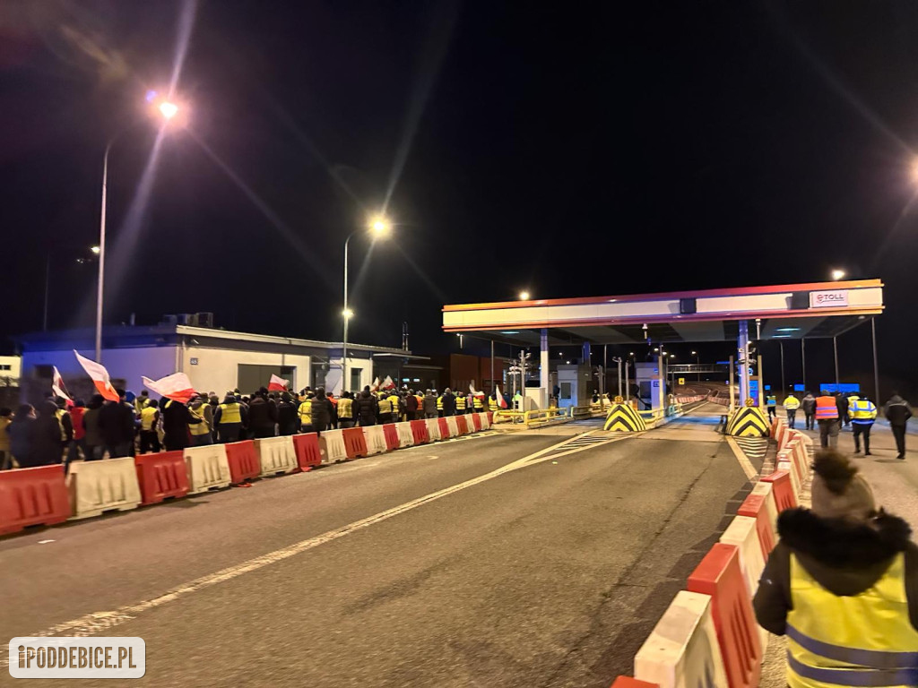 Lokalni rolnicy w nocy zablokowali wjazd na autostradę