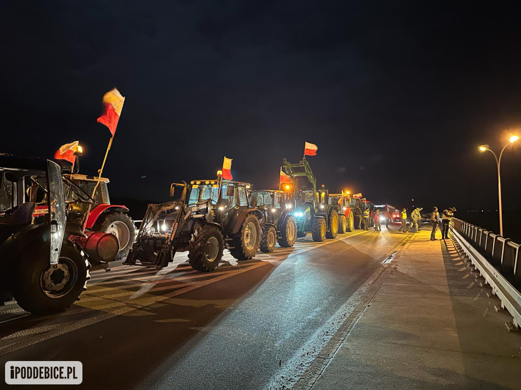 Lokalni rolnicy w nocy zablokowali wjazd na autostradę