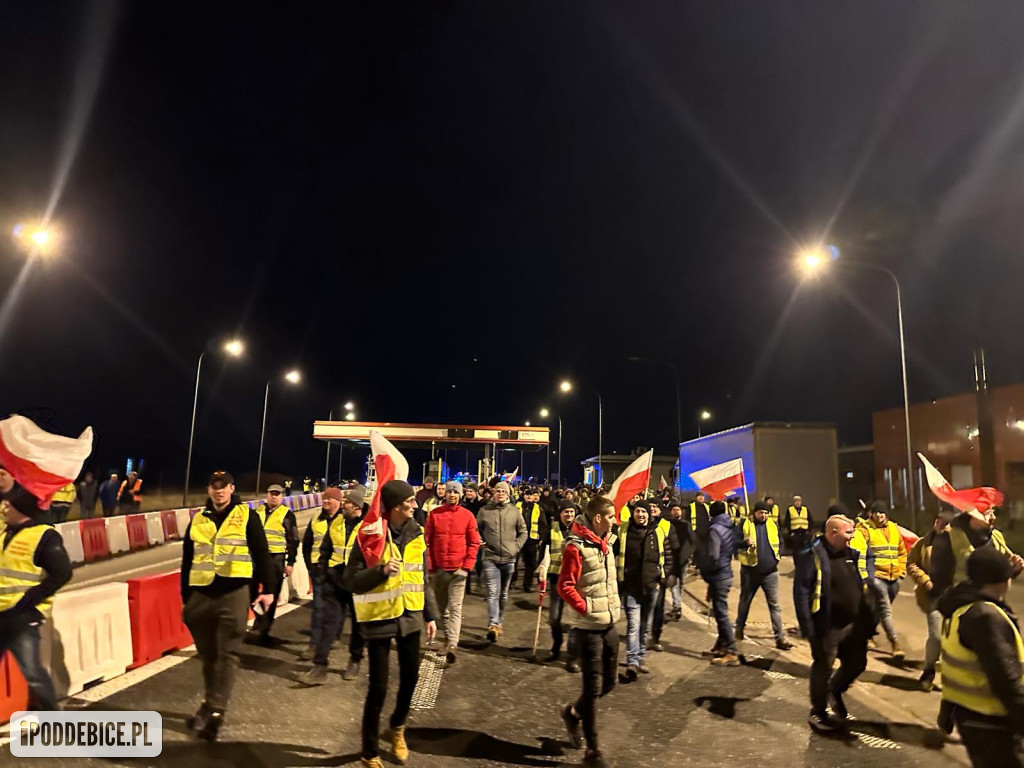 Lokalni rolnicy w nocy zablokowali wjazd na autostradę