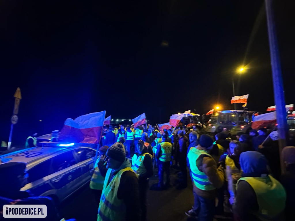 Lokalni rolnicy w nocy zablokowali wjazd na autostradę