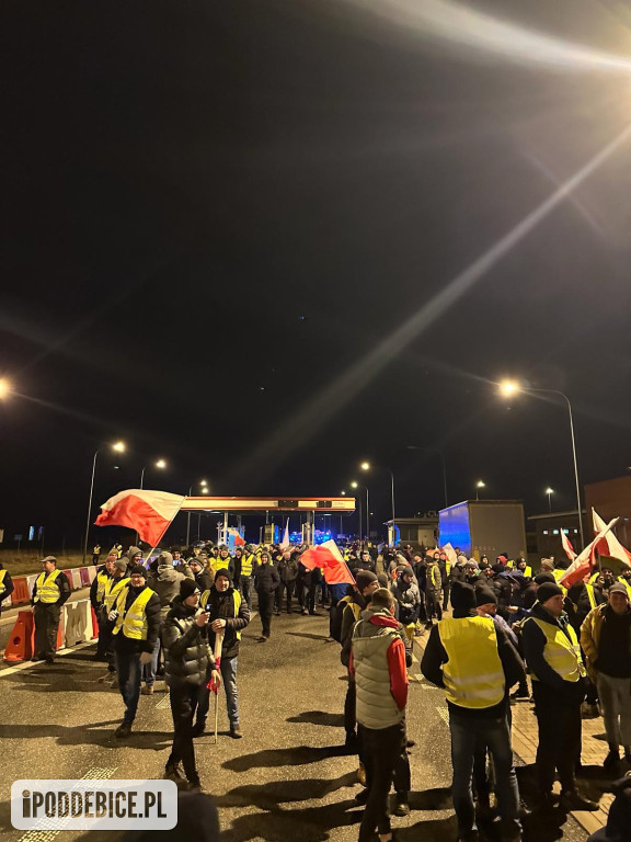 Lokalni rolnicy w nocy zablokowali wjazd na autostradę