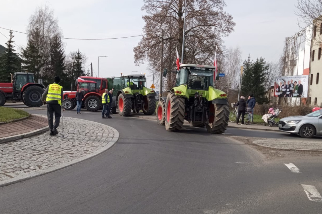 Rolnicy zablokowali rondo w Uniejowie. Trwają protesty w powiecie poddębickim