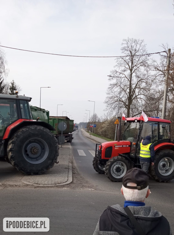 Rolnicy zablokowali rondo w Uniejowie. Trwają protesty w powiecie poddębickim