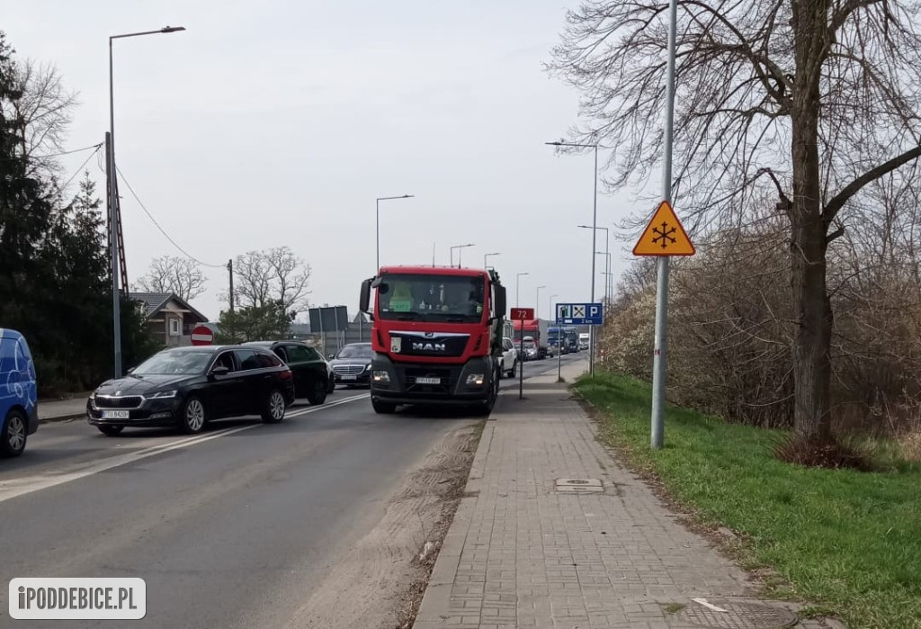 Rolnicy zablokowali rondo w Uniejowie. Trwają protesty w powiecie poddębickim