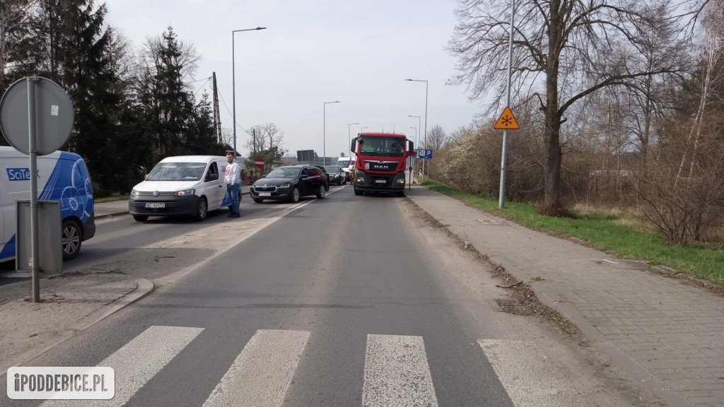 Rolnicy zablokowali rondo w Uniejowie. Trwają protesty w powiecie poddębickim