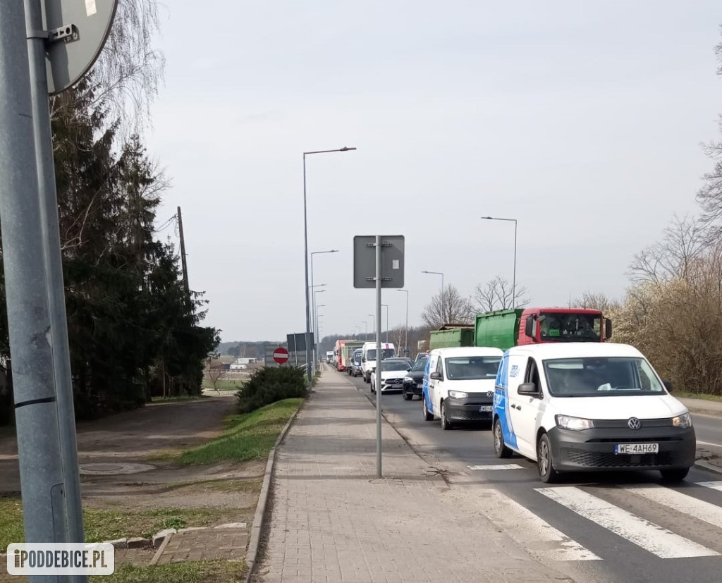 Rolnicy zablokowali rondo w Uniejowie. Trwają protesty w powiecie poddębickim