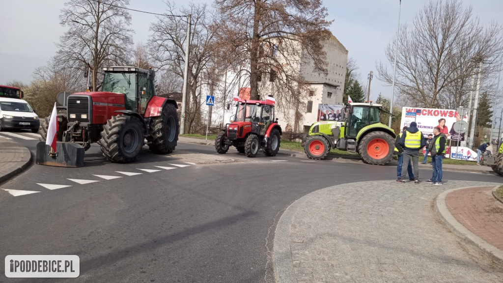 Rolnicy zablokowali rondo w Uniejowie. Trwają protesty w powiecie poddębickim